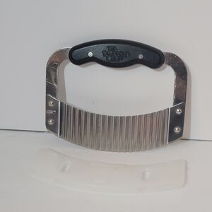Pampered Chef Stainless Crinkle Fry/Vegetable Cutter 1063 Curved Blade w/Cover